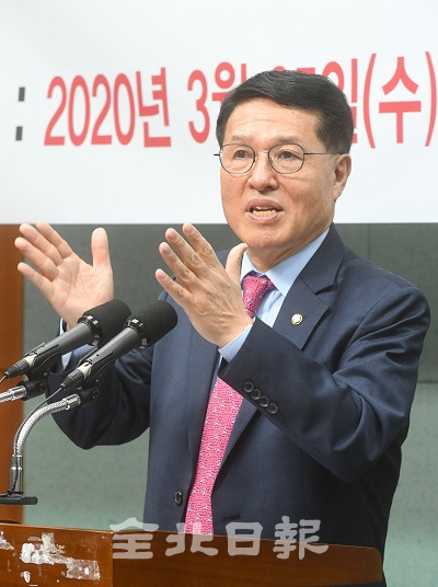 미래한국당 정운천 국회의원 비례대표 후보는 25일 도의회 브리핑룸에서 기자회견을 열고 미래한국당 비례대표 후보 20번 순번안에 전북출신 4명이 포함됐다고 발표하고 있다. 오세림 기자