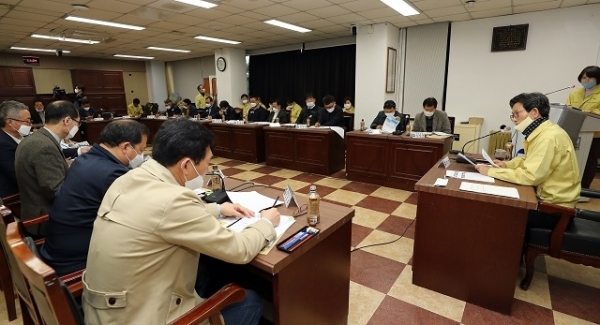 26일 유기상 고창군수가 군청 상황실에서 긴급 브리핑을 갖고 “코로나19 확산방지와 지역경제 활성화를 위해 ‘비상경제대책회의’를 발족하겠다”고 밝혔다.