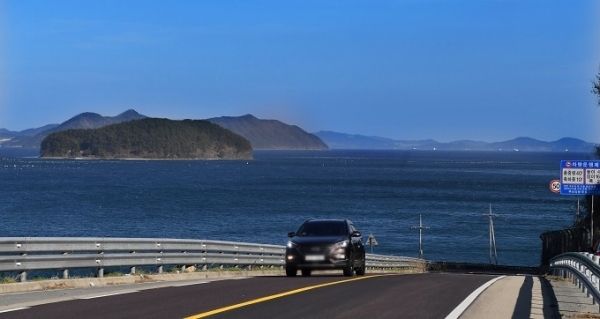 창원시 진전면 창포리를 지나 고성군 동해면 외산리 동진교를 건너면 바로 푸른 바다가 나타난다.