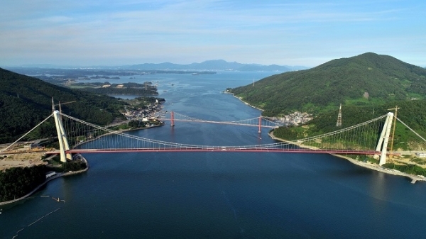 남해 노량대교와 기존 남해대교.