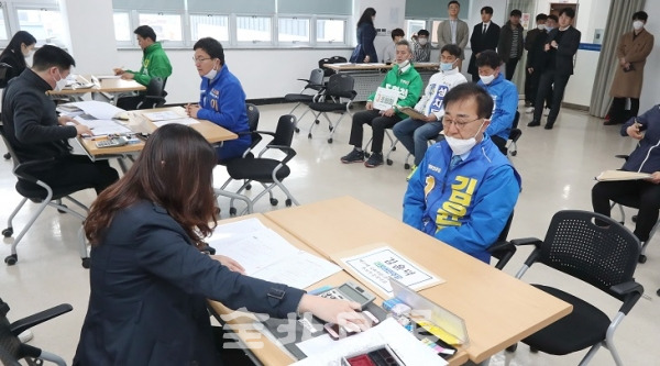 제21대 국회의원 후보자 등록 첫날인 26일 전주 완산구선거관리위원회에서 후보자들이 후보 등록을 하고 있다. 조현욱 기자