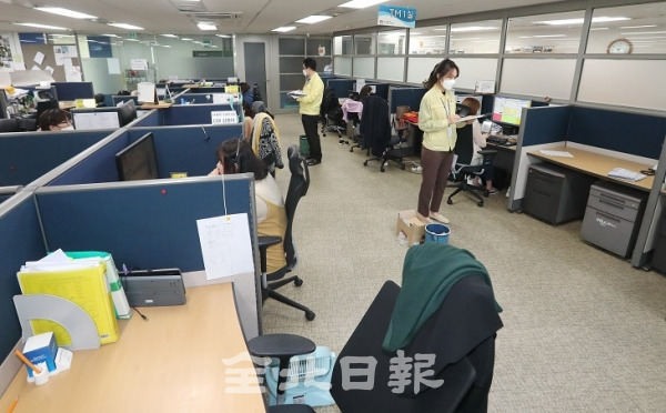 26일 정부의 고강도 사회적 거리두기 방침에 따라 전라북도 도청 직원들이 전주 더케이 손해보험 콜센터를 찾아 시설 현장 점검을 하고 있다. 조현욱 기자