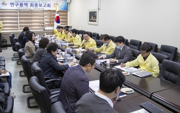 지난 27일 익산시청에서 열린 ‘국제철도시대에 대비한 국제역(익산역) 구축전략 연구용역’ 최종 보고회 모습.