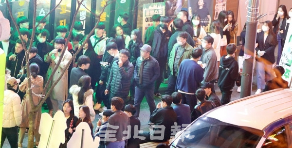 코로나19 확산을 막기 위한 정부의 강화된 사회적 거리두기 시행 첫 주인 지난 27일 전주 서부신시가지에는 여전히 많은 인파가 몰려 코로나19 집단 감염 우려를 주고 있다. 조현욱 기자