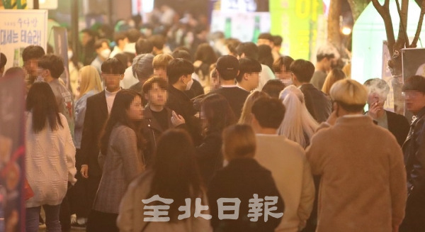 사회적 거리두기 시행에도 불구하고 여전히 많은 인파가 몰린 전주 서부신시가지 번화가. 조현욱 기자