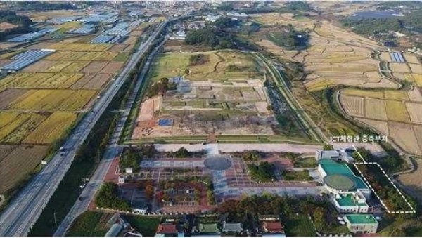 익산 왕궁리 유적과 ICT체험관 증축 부지 전경.