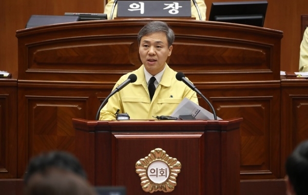 김승수 전주시장이 시의회 본회의에서 코로나19 소상공인·위기가정 재난기본소득 지원방안을 설명하고 있다.