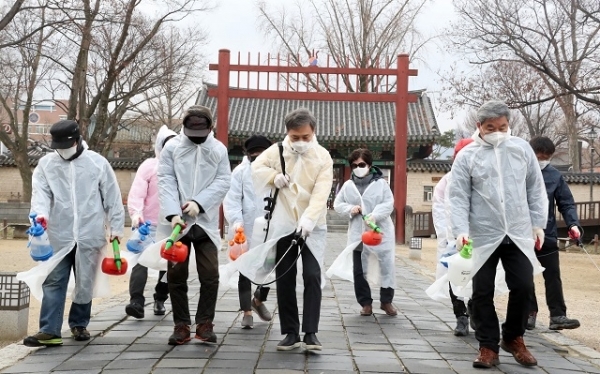전주시 일제 소독의 날을 맞아 전주 경기전에서 김승수 시장 등이 소독을 하고 있다.