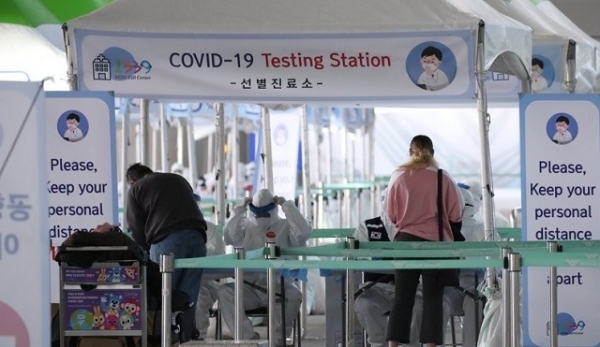 29일 오후 인천국제공항 2터미널에 마련된 선별진료소에서 유럽발 항공편 입국자들이 신종 코로나 바이러스 감염증(코로나19) 검사를 받고 있다. 연합뉴스