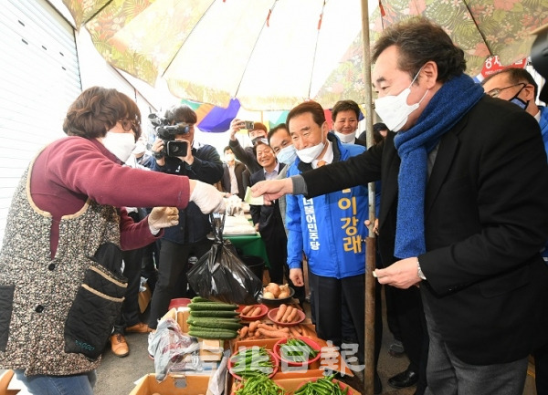 더불어민주당 이낙연 상임선대위원장은 29일 국회의원 선거 후보 지원을 위해 전북을 방문해 군산과 남원지역을 돌며 지지를 호소한 가운데 남원 공설시장에서 이강래 후보와 시장상인들을 만나 인사를 건네고 있다. 오세림 기자