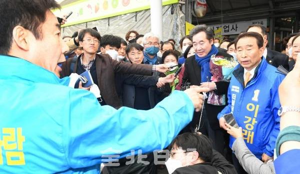 29일 남원을 방문한 이낙연 민주당 상임선대위원장이 남원 공설시장을 방문하자 무소속 이용호 후보가 코로나19로 강력한 사회적 거리두기를 시행중인데도 불구하고 시장 상인들을 만났다며 항의하고 있다. 오세림 기자