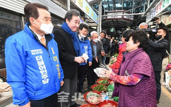 29일 민주당 이낙연 상임 선대위원장이 남원 공설시장에서 이강래 후보와 시장상인들을 만나 대화를 나누고 있다. 오세림 기자