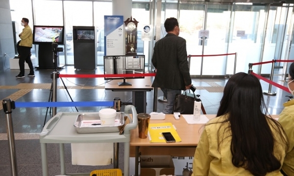 완주군청사 입구에 설치된 열화상 카메라.