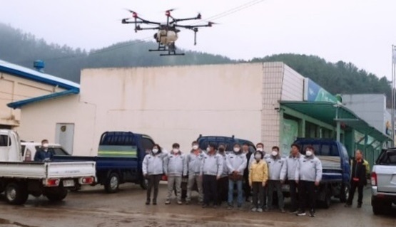 지난 27일 완주군 경천면 자율방범대와 의용소방대가 위생 취약지역을 대상으로 드론을 이용한 방역을 실시했다.