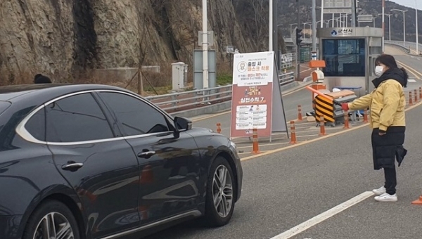 지난 27일부터 군산시가 주요 관광지에서 코로나19 확산 예방을 위한 사회적 거리두기 실천을 전개하고 있다.
