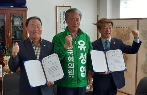 30일 정읍시의회 이익규 의원과 이도형 의원이 유성엽 후보 지지를 선언했다.
