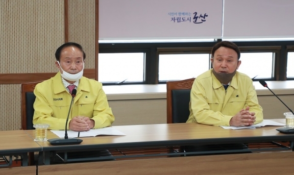 30일 강임준 군산시장(오른쪽)과 김경구 군산시의회 의장이 시청 상황실에서 기자회견을 열고 재난기본소득 지급 계획에 대해 설명하고 있다.
