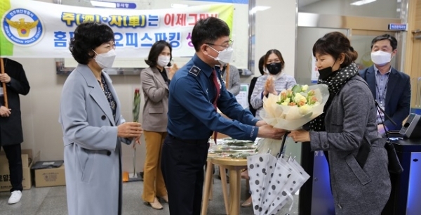 지난 27일 전주완산경찰서가 화훼농가 돕기 일환으로 장미꽃을 구매해 직원에게 나눠주는 행사를 진행했다.