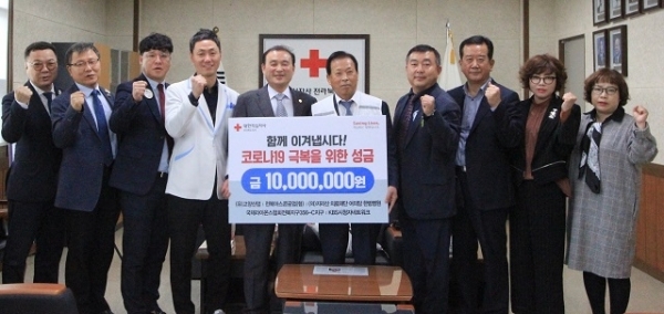 30일 국제라이온스협회356-C지구(전북지구)가 코로나19 극복을 위해 성금 1000만원을 대한적십자사 전북지사에 전달했다.