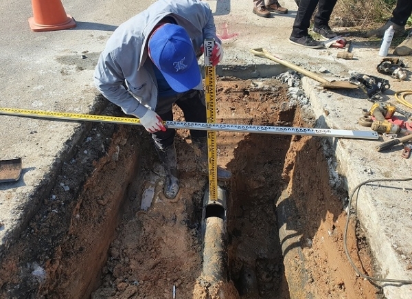 31일 국방부가 1940~1950년대깨 설치돼 1980년 패쇄·지중 매설된 주한미군 송유관(군산내항~미공군 군산비행장 구간)에 대한 굴착조사를 하고 있다.