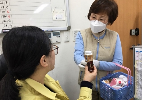 완주군청에서 야쿠르트를 배달하는 최복현 씨가 떠먹는 야쿠르트 ‘슈퍼백’ 300개를 완주군 재난안전대책본부와 완주군보건소에 전달했다.