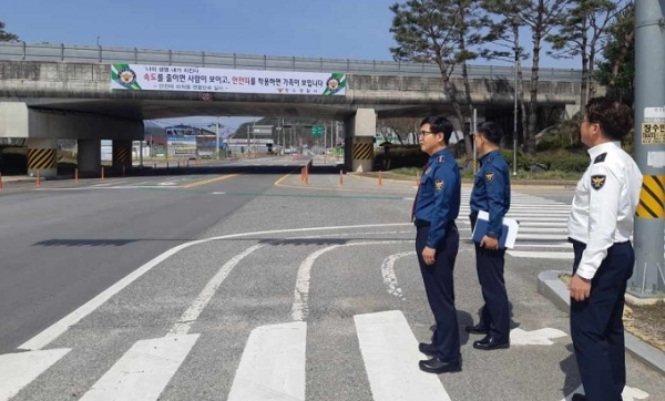 지난 30일 장수경찰서가 장수읍 초입 도로육교 양방향에 대형 교통안전 홍보판을 설치했다.