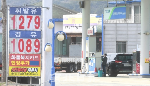 코로나19로 인한 수요감소와 산유국들의 공급과잉으로 국제유가가 18년만에 최저치를 경신한 31일 전주의 한 주유소에서 휘발유가 리터당 1279원에 판매되고 있다. 오세림 기자