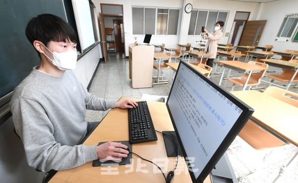 코로나19의 장기화로 초중고 개학을 또다시 연기하고 온라인 개학 방식을 도입하겠다고 발표한 31일 전주호남제일고에서 교사들이 온라인 수업을 준비하고 있다. 오세림 기자