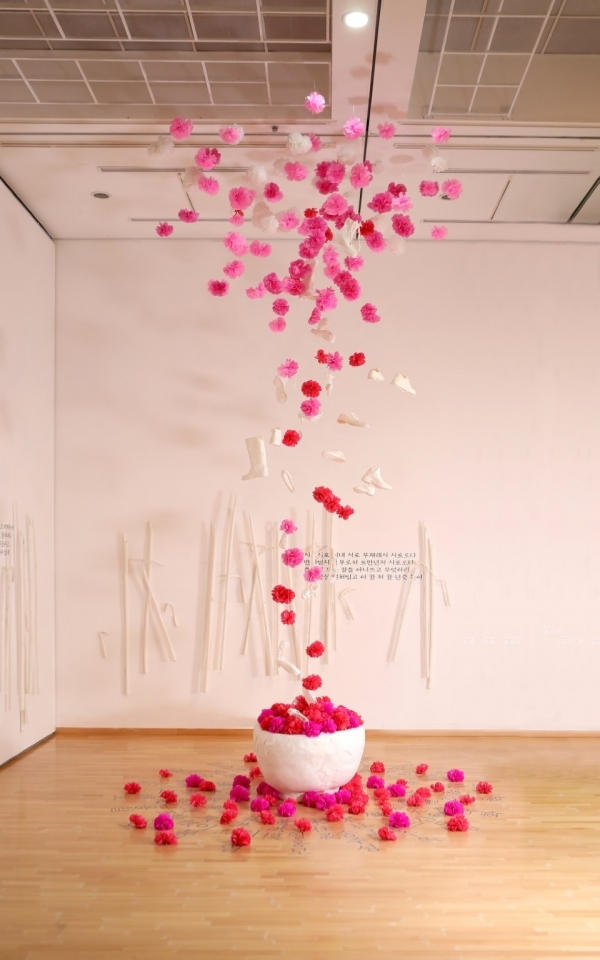 미술가 : 김영란(1962~ ) / 명 제 : 꽃심의 시작 / 재 료 : 한지 / 규 격 : 가변설치 / 제작년도 : 2020