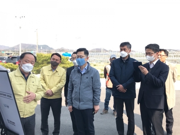 김현수 농림축산식품부장관이 군산시 관계자로부터 학교급식 피해 상황 등을 청취하고 있다.