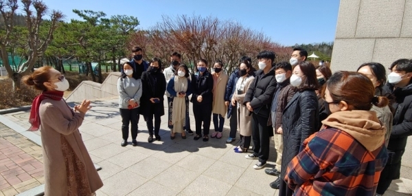 조영자 전북도립국악원 창극단장이 점심시간을 이용해 단원들과 이야기를 나누고 있다.