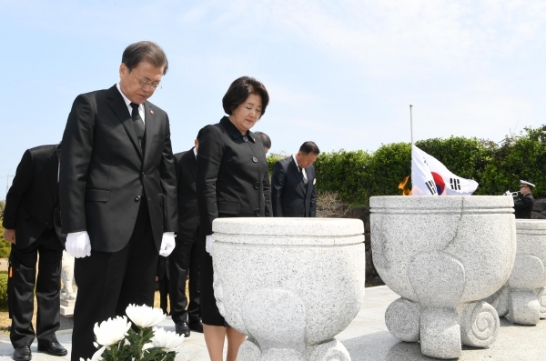 문재인 대통령과 부인 김정숙 여사가 3일 '제72주년 제주 4·3 희생자 추념식'에 참석한 뒤 군·경 희생자 신위를 함께 안치해 화해와 상생의 상징적 장소가 된 영모원을 찾아 분향하고 있다. /연합뉴스