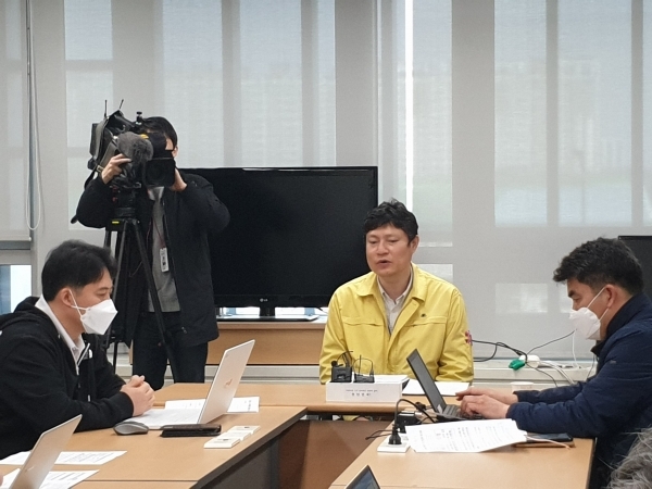 4일 강영석 전북도 보건의료과장이 전북도청에서 전북 16번째 코로나19 확진자와 관련해 브리핑을 하고 있다. 천경석 기자.