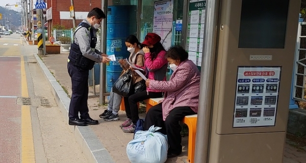 완주경찰서 소양파출소가 버스정류장을 돌면서 보이스피싱 예방 홍보 전단지를 전달하고 있다.