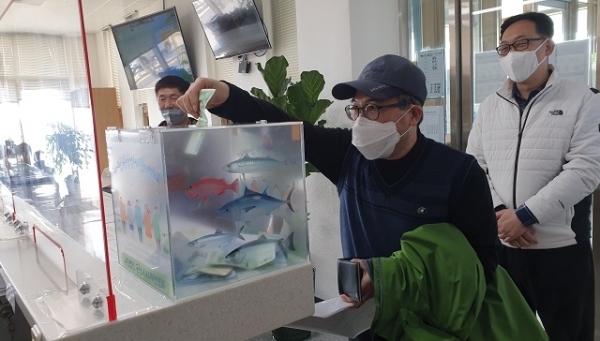 (사)군산시낚시어선협회가 비응도 해경 센터내에 치어방류 사업을 위한 모금함을 설치했다.