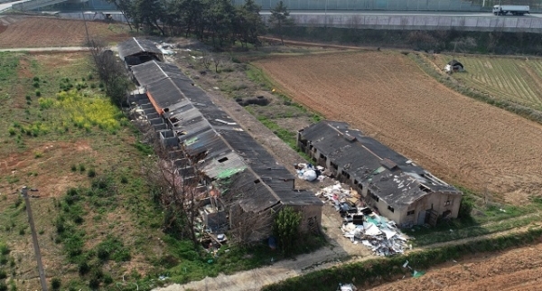 5일 익산시가 새만금유역 수질개선 및 왕궁지역 주거환경 개선을 위해 흉물로 방치중인 3개 농가 휴·폐업 축사 8개동이 이달부터 본격적인 철거에 들어간다고 밝혔다.