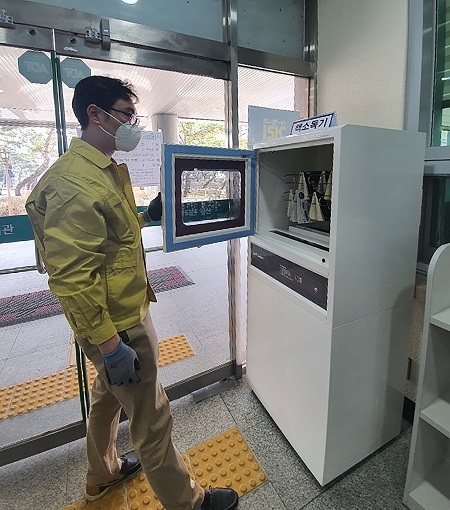 익산시가 영어도서관 등에 책 소독기 7대를 추가 설치하고 작은 도서관 39개소에는 각 1대씩 신규 보급한다.