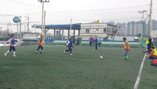 동호인들이 풋살을 즐기고 있다.