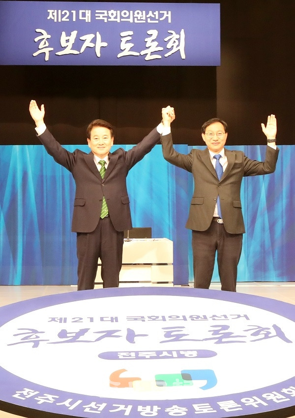 전주병 후보자 법정토론회가 전주MBC에서 열린 3일 더불어민주당 김성주 후보(오른쪽)와 민생당 정동영 후보(왼쪽)가 손을 맞잡고 기념 촬영을 하고 있다. 조현욱 기자