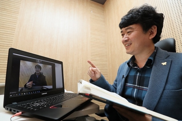 백종남 우석대 교수학습지원센터장이 프로그램을 점검하고 있다. 전북일보 자료사진