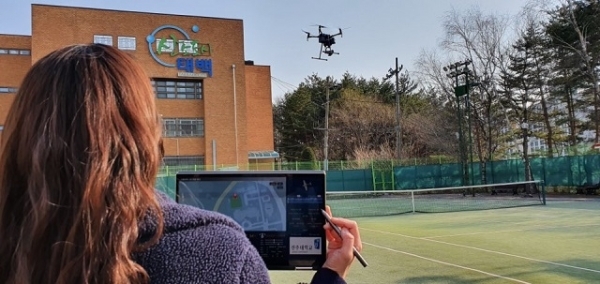 전주대 김동현 교수팀이 세계 최초 4G/5G LTE 재난드론 상용화에 성공했다.