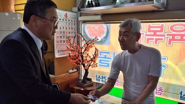 백순기 전주시설공단 이사장이 한 식당에서 선결제를 하고 있다.