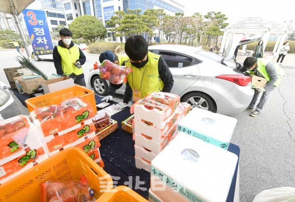 전북도는 코로나19 장기화에 따른 개학연기 등으로 급식용 친환경 농산물 재배농가 등의 어려움을 함께하기 위해 지난 4일 도청 주차장에서 농수산물을 드라이브스루 방식으로 판매하고 있다. 오세림 기자