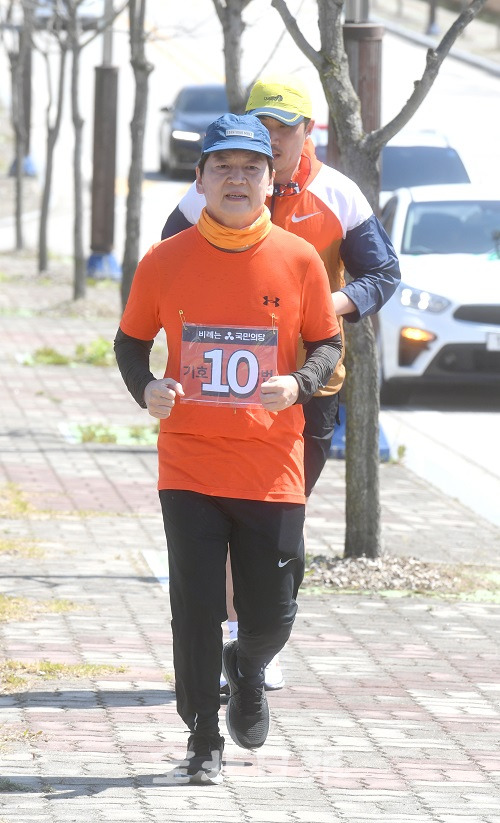 국민의당 안철수 대표가 '희망과 통합의 천리길 국토대종주' 5일차를 맞은 5일 남원을 출발해 오수면 의견공원을 지나며 비례대표 국회의원선거투표에 국민의당을 알리고 있다. 오세림 기자