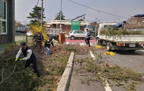 지난 4일 익산시민경찰 연합회 2기 회원들이 함열읍 게이트볼장 인근에서 환경정화 봉사활동을 펼쳤다.