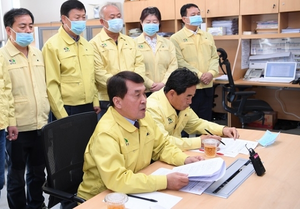 6일 박성일 완주군수와 최등원 완주군의회 의장 등이 군청 브리핑룸에서 긴급재난지원금 지급에 관해 설명하고 있다.