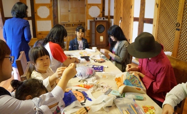 꿈다락 토요문화학교 ‘나도 아티스트’ 체험 모습.