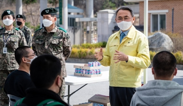 6일 모종화 병무청장이 35사단을 방문해 대구 등 특별재난지역에서 현역병으로 입영하는 장정들을 격려하고 있다.