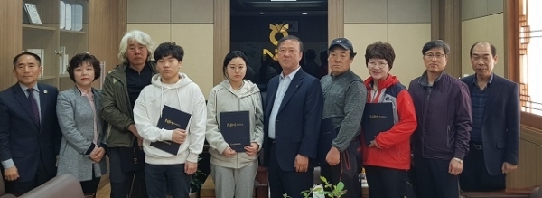 정읍 황토현농협이 코로나19로 인한 가계경제 어려움으로 학자금 부담을 덜어주고자 본점 및 지점에서 조합원 자녀에게 장학금을 전달했다.