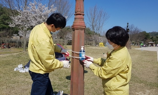 지난 주말 익산시가 도심 공원을 중심으로 손소독제를 곳곳에 비치하는 등 지역감염 사전 차단을 위한 현장 방역 활동을 집중적으로 실시했다.